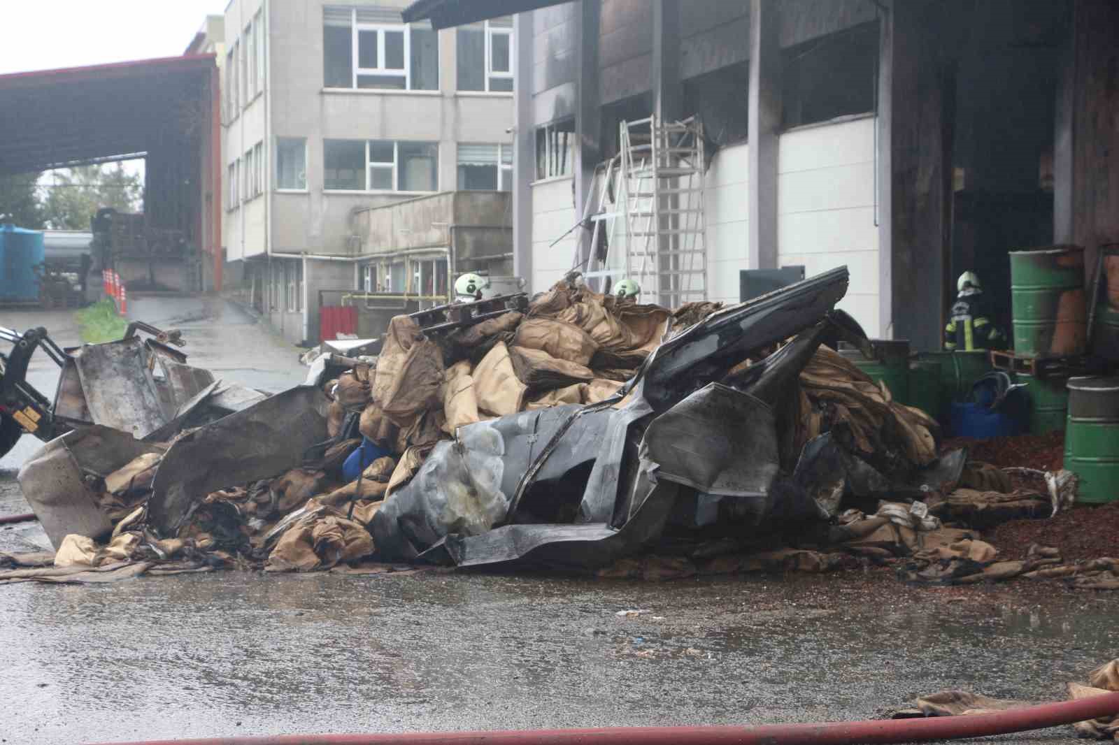 Fındık fabrikasındaki yangında soğutma çalışmaları sürüyor
