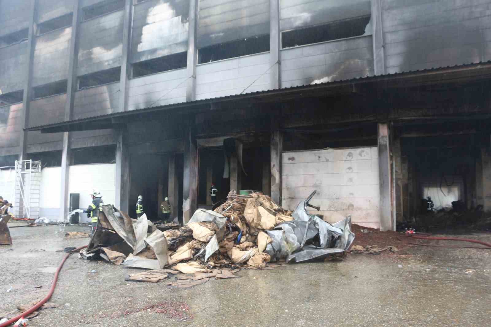 Fındık fabrikasındaki yangında soğutma çalışmaları sürüyor
