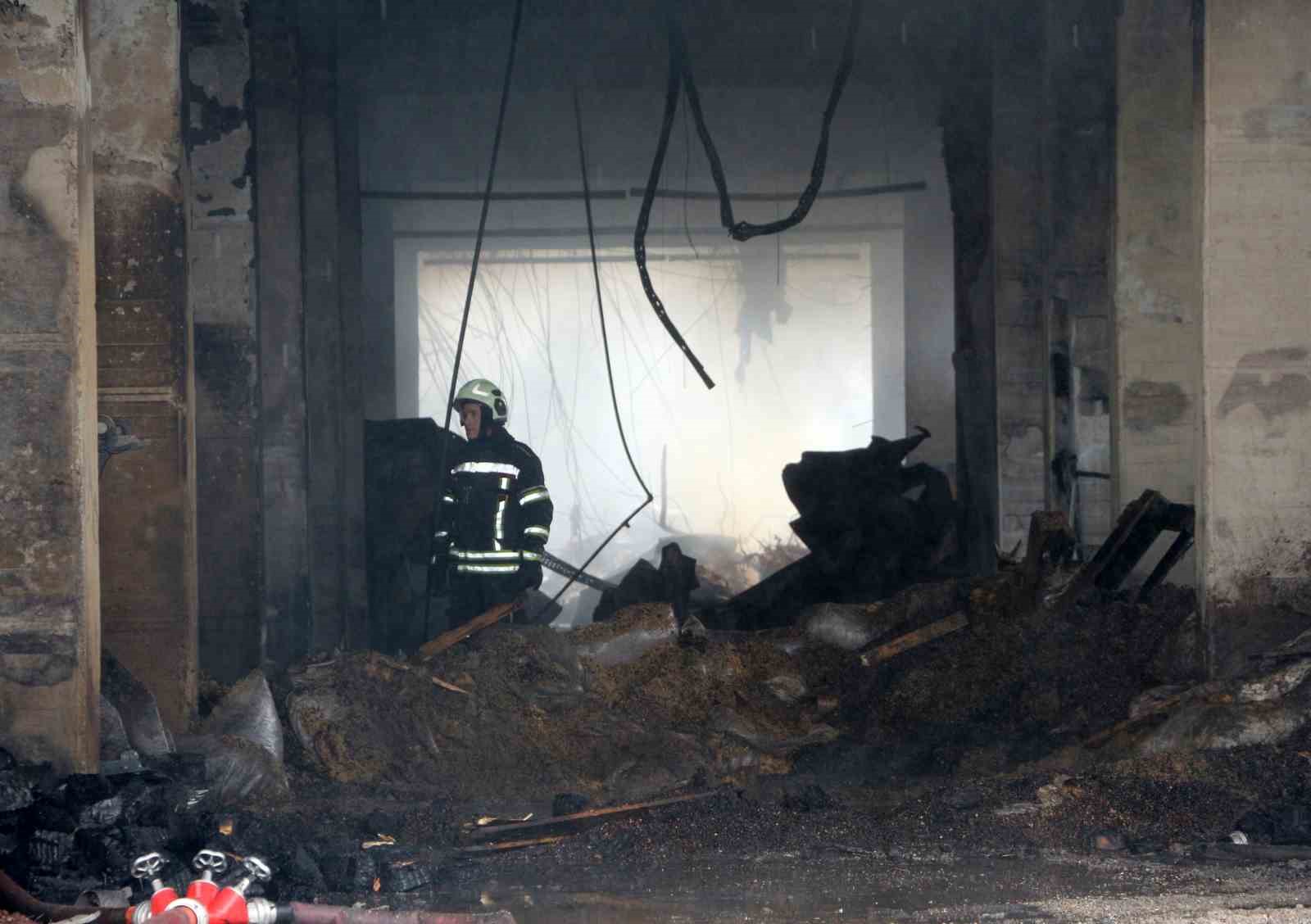 Fındık fabrikasındaki yangında soğutma çalışmaları sürüyor
