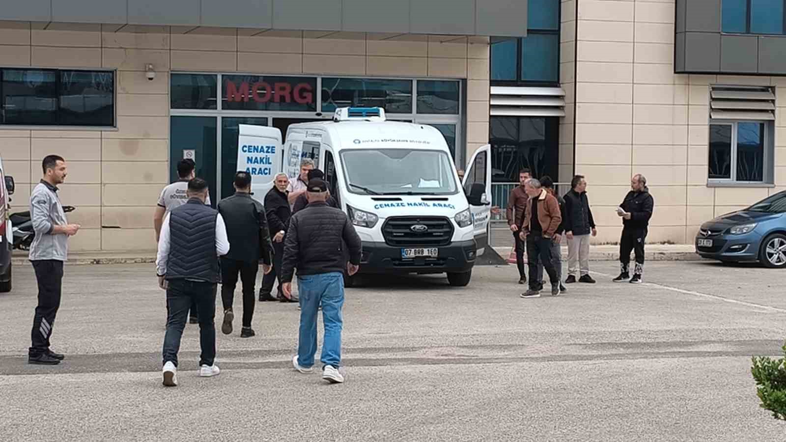 Finike-Kumluca yolunda kaza: 1 ölü, 5 yaralı
Finike-Kumluca yolunda kaza: 1 ölü, 5 yaralı