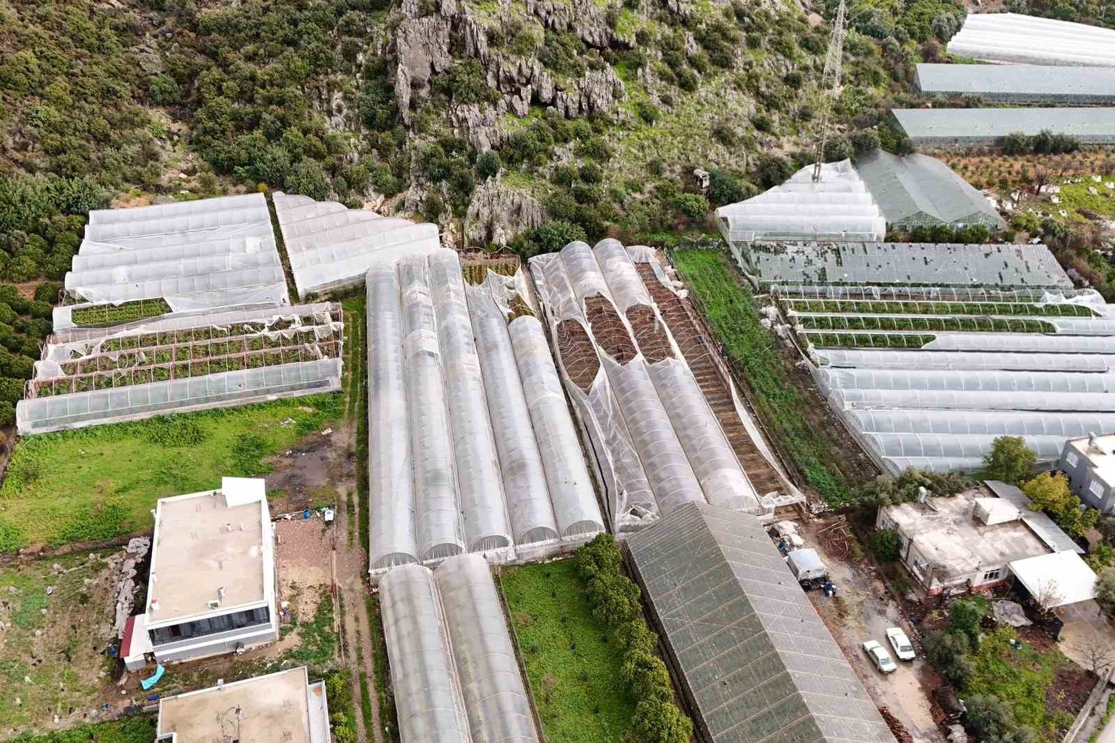 Finike’de hortumdan zarar gören seralarda hasar tespiti başladı
