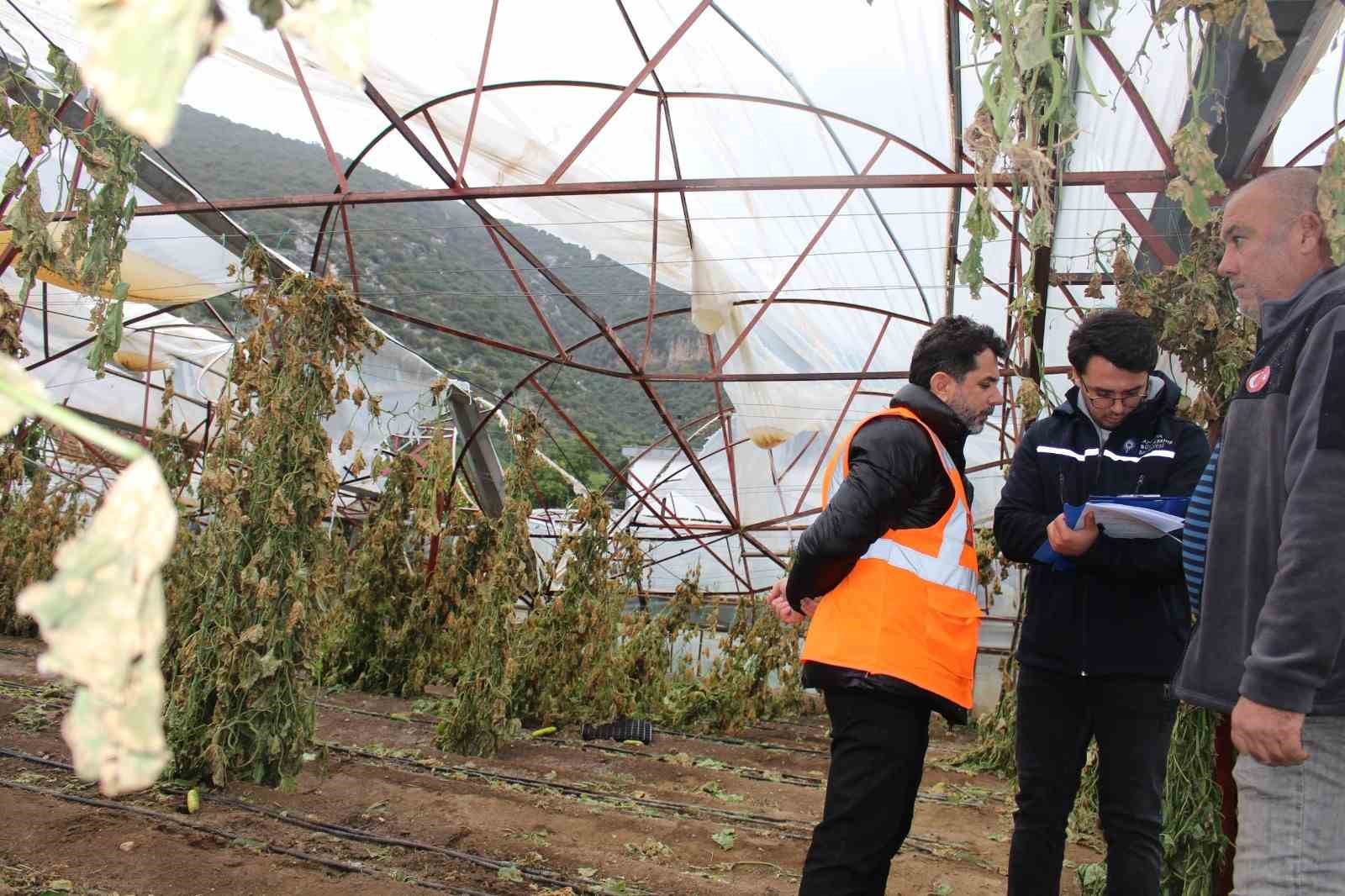 Finike’de hortumdan zarar gören seralarda hasar tespiti başladı
