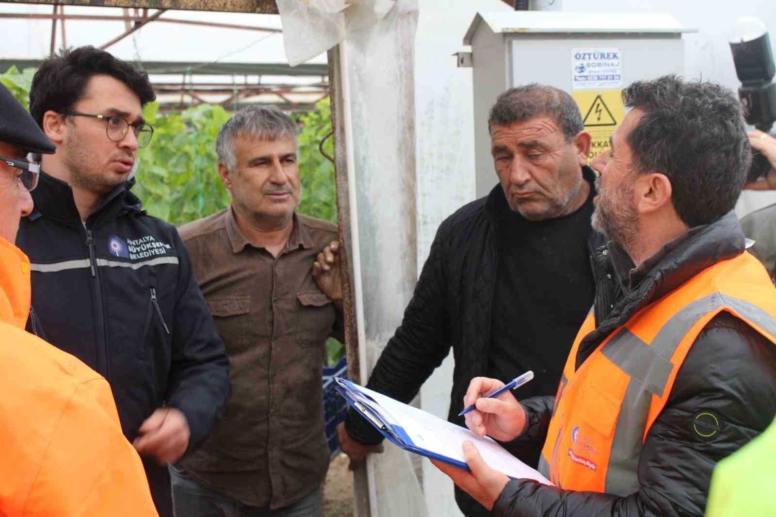 Finike’de hortumdan zarar gören seralarda hasar tespiti başladı
