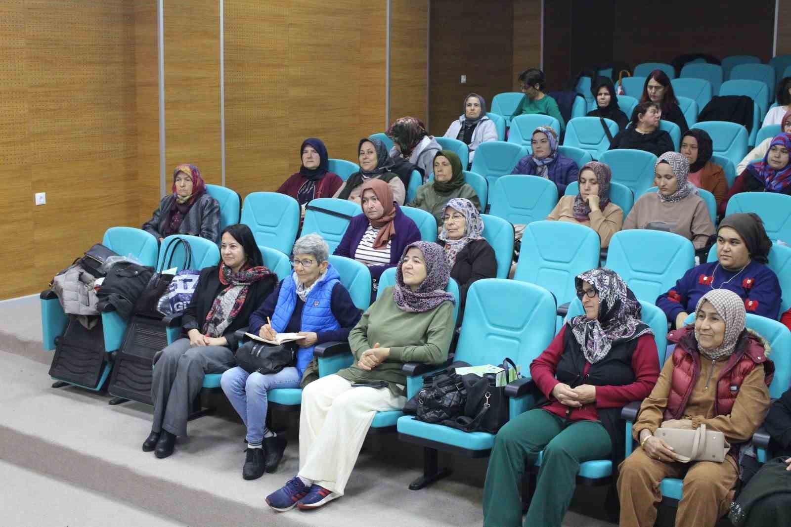 Finikeli kadınlara ‘Çevre Dostu Çiftçi Kart’ tanıtıldı
Finikeli kadınlara ‘Çevre Dostu Çiftçi Kart’ tanıtıldı