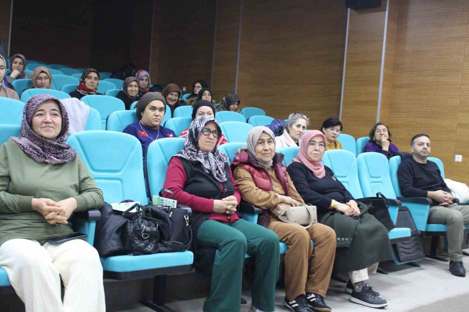 Finikeli kadınlara ‘Çevre Dostu Çiftçi Kart’ tanıtıldı
Finikeli kadınlara ‘Çevre Dostu Çiftçi Kart’ tanıtıldı