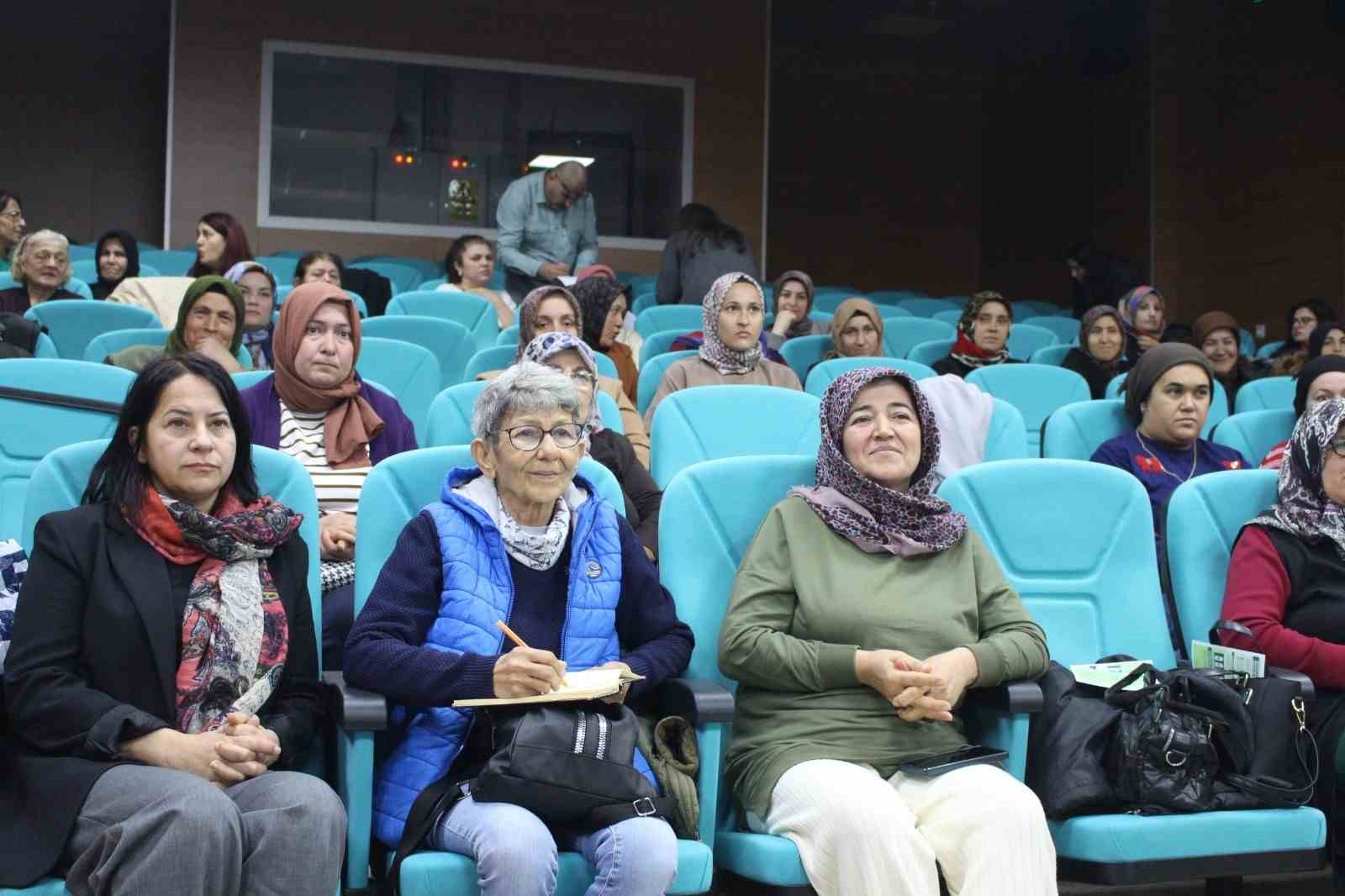 Finikeli kadınlara ‘Çevre Dostu Çiftçi Kart’ tanıtıldı
Finikeli kadınlara ‘Çevre Dostu Çiftçi Kart’ tanıtıldı