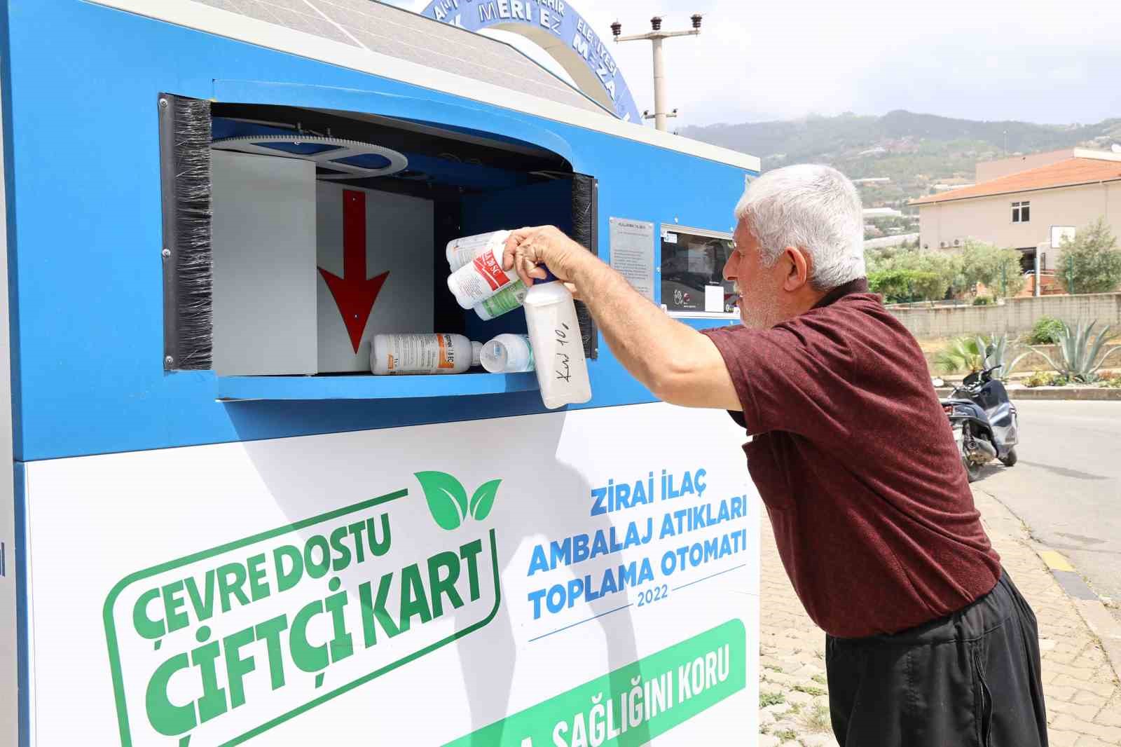Finikeli kadınlara ‘Çevre Dostu Çiftçi Kart’ tanıtıldı
Finikeli kadınlara ‘Çevre Dostu Çiftçi Kart’ tanıtıldı