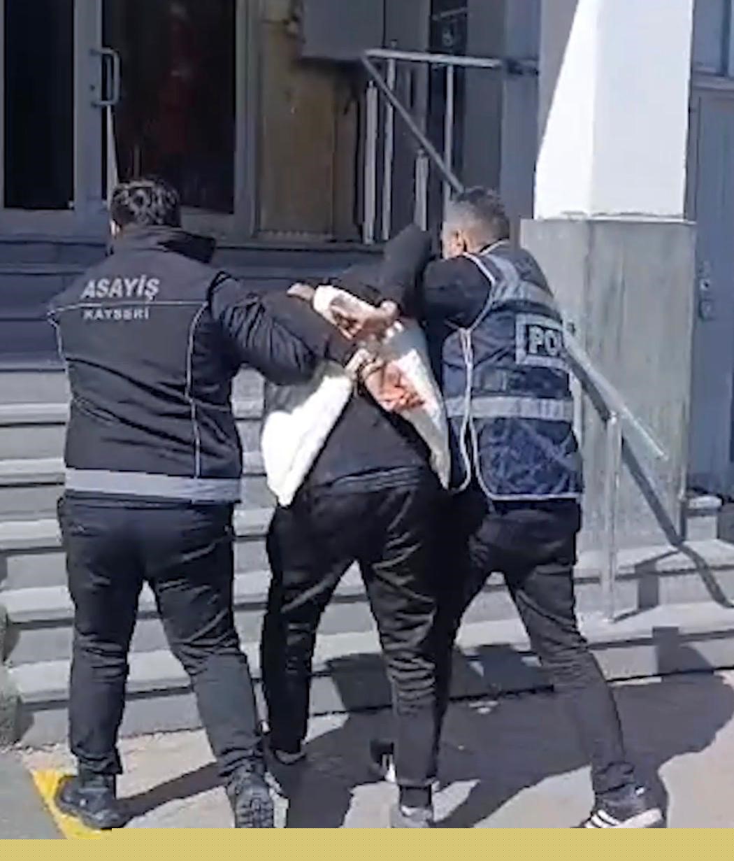 Firari hükümlü evde halıların arasında yakalandı
