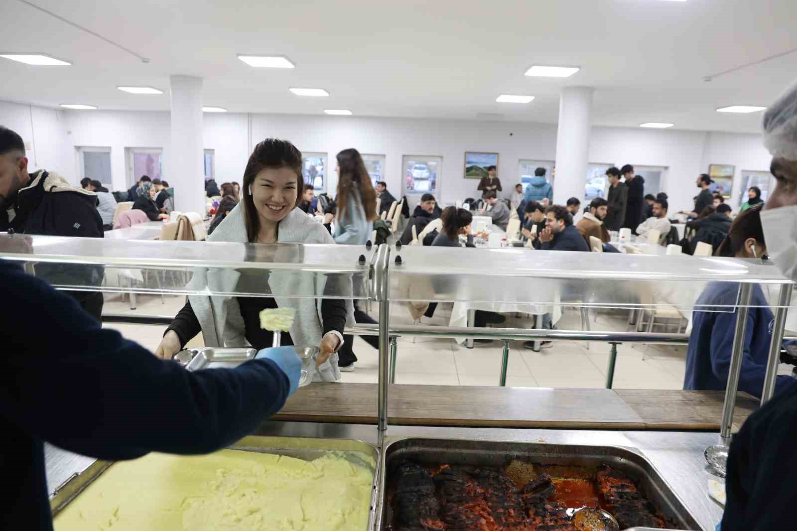 Fırat Üniversitesi’nde öğrenciler Ramazan ayında anne yemekleriyle iftarını açıyor
