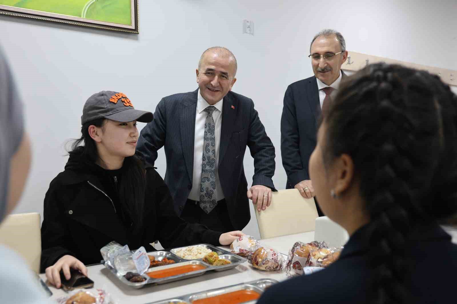 Fırat Üniversitesi’nde öğrenciler Ramazan ayında anne yemekleriyle iftarını açıyor
