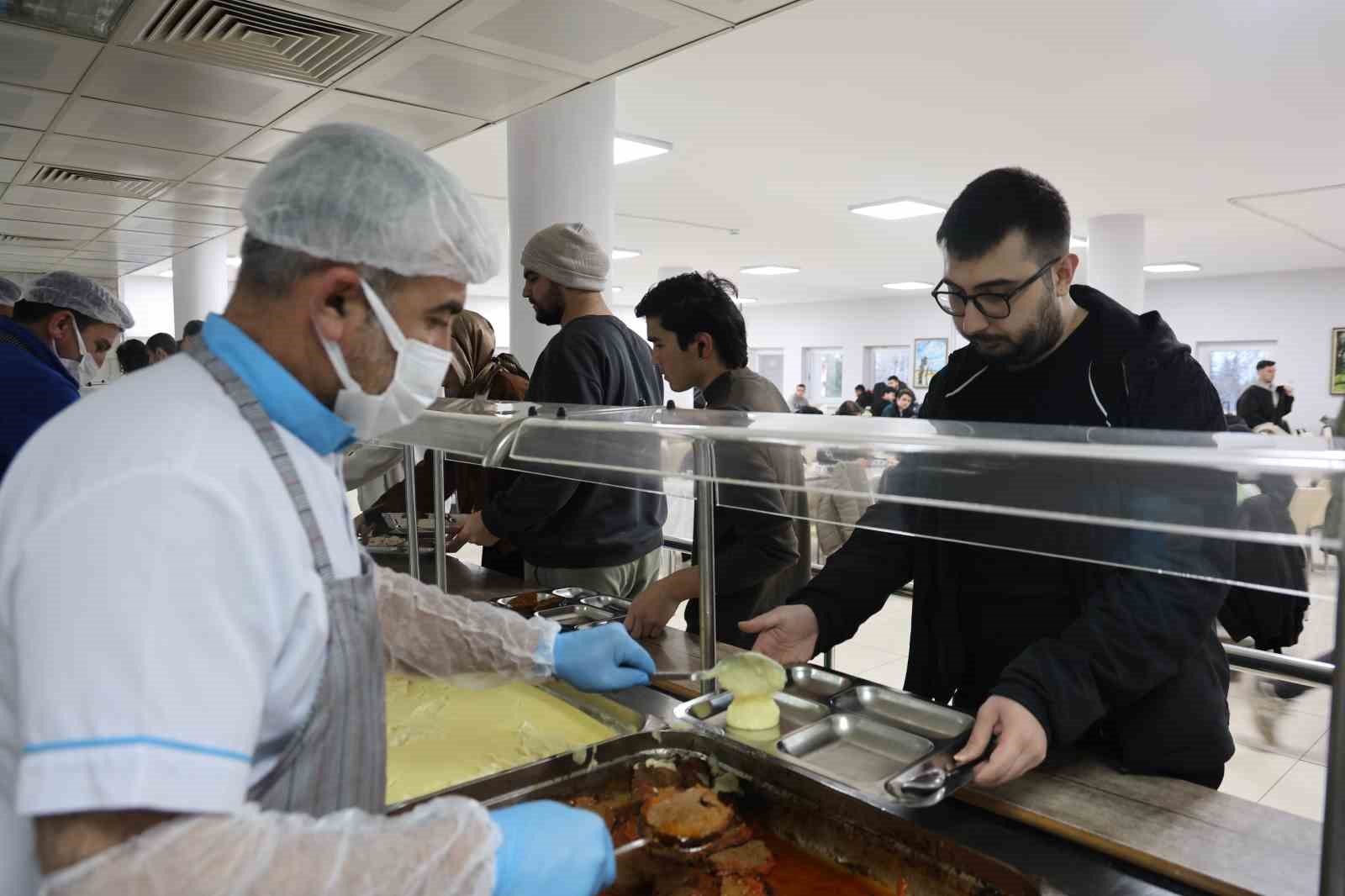 Fırat Üniversitesi’nde öğrenciler Ramazan ayında anne yemekleriyle iftarını açıyor
