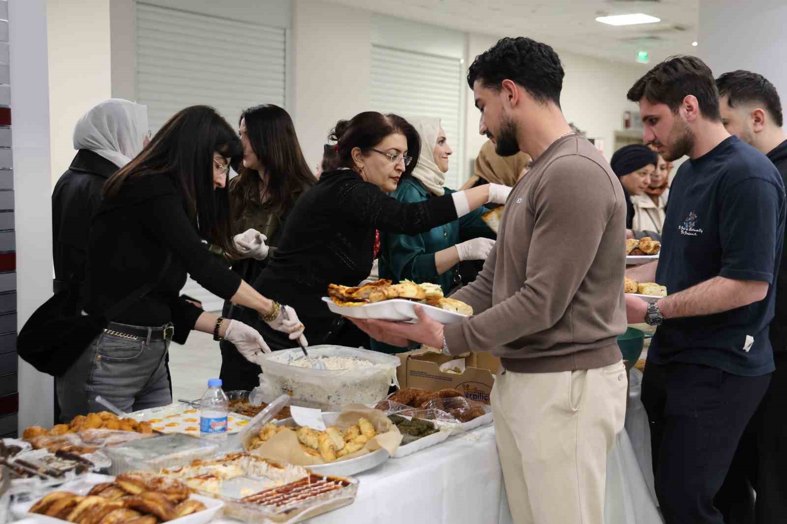 Fırat Üniversitesi’nde sınav öncesi öğrencilere 150 çeşit ev yemeği ikram edildi
