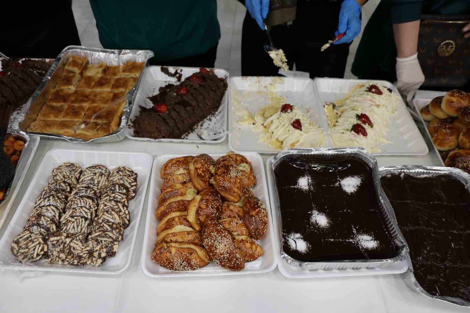 Fırat Üniversitesi’nde sınav öncesi öğrencilere 150 çeşit ev yemeği ikram edildi
