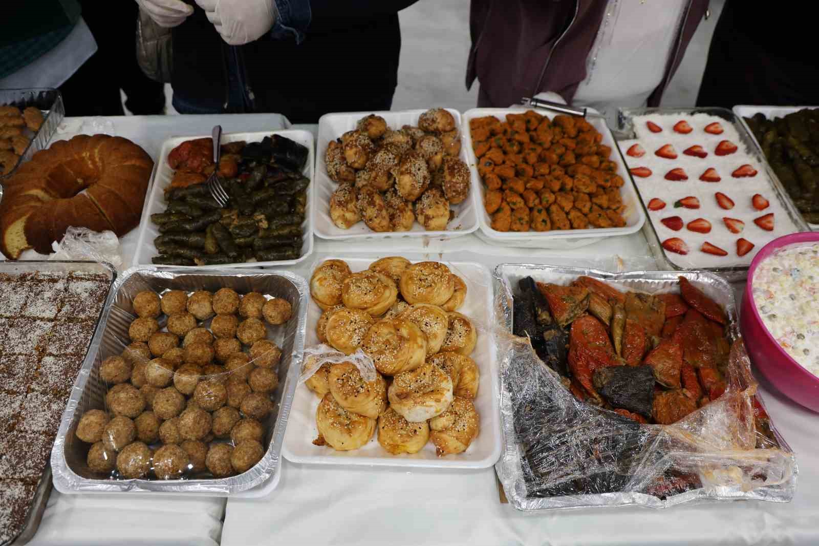 Fırat Üniversitesi’nde sınav öncesi öğrencilere 150 çeşit ev yemeği ikram edildi
