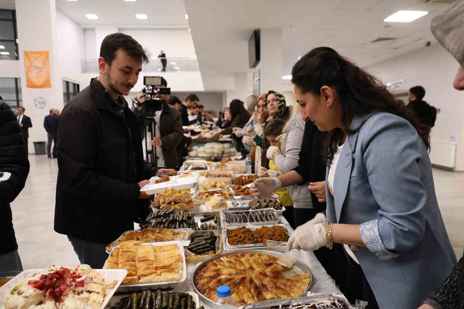 Fırat Üniversitesi’nde sınav öncesi öğrencilere 150 çeşit ev yemeği ikram edildi
