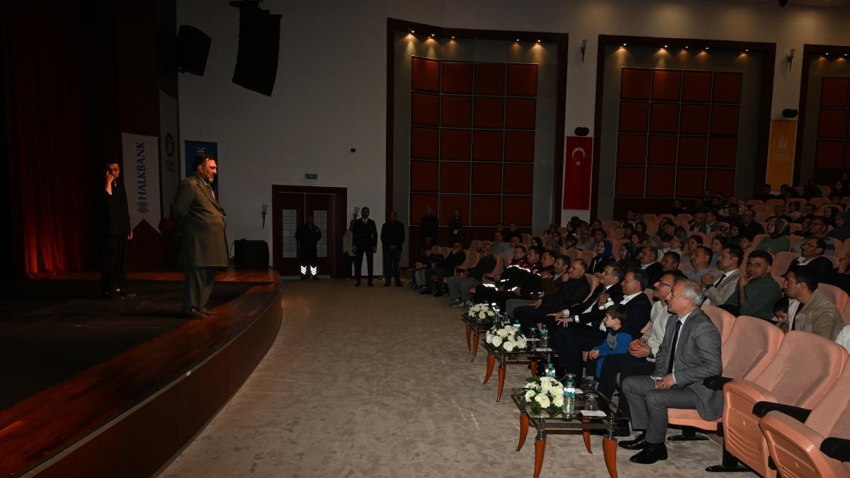 "Firavunla Yüz Yüze" oyunu tiyatro severlerle buluştu
