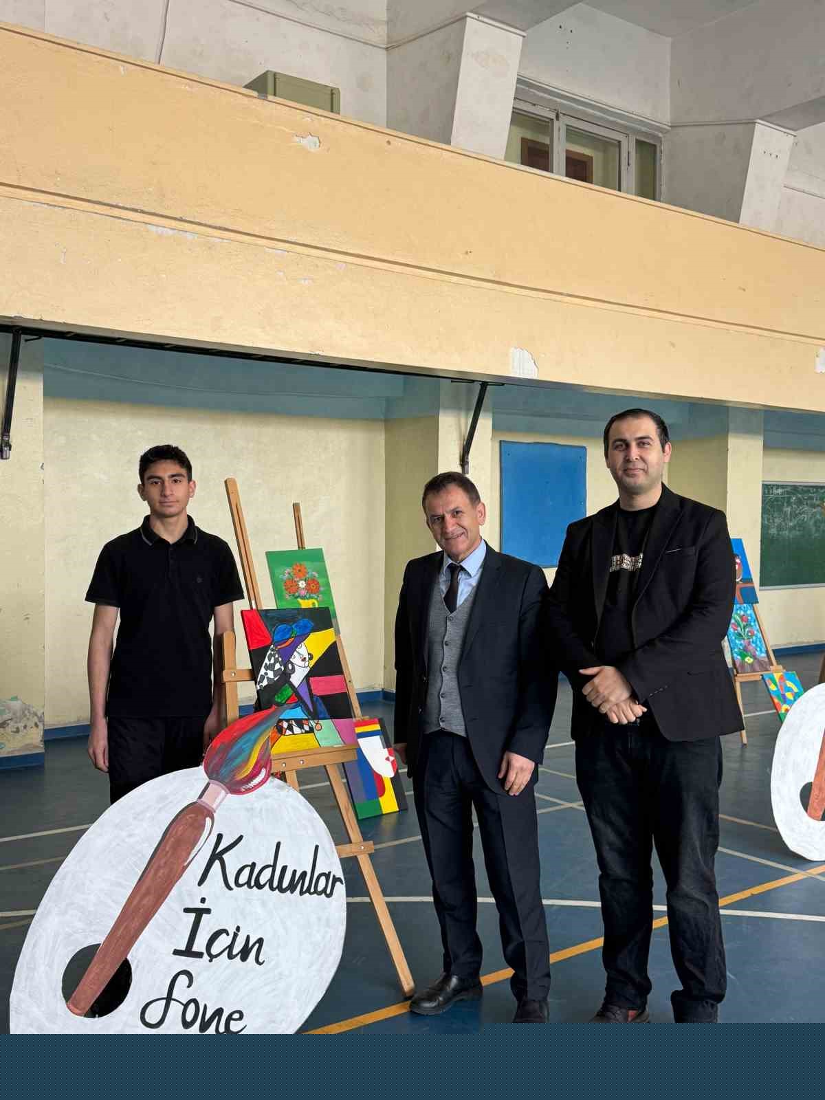 Fırçalar kadınlar için konuştu: Kars’ta öğrencilerden 8 Mart’a anlamlı sergi
