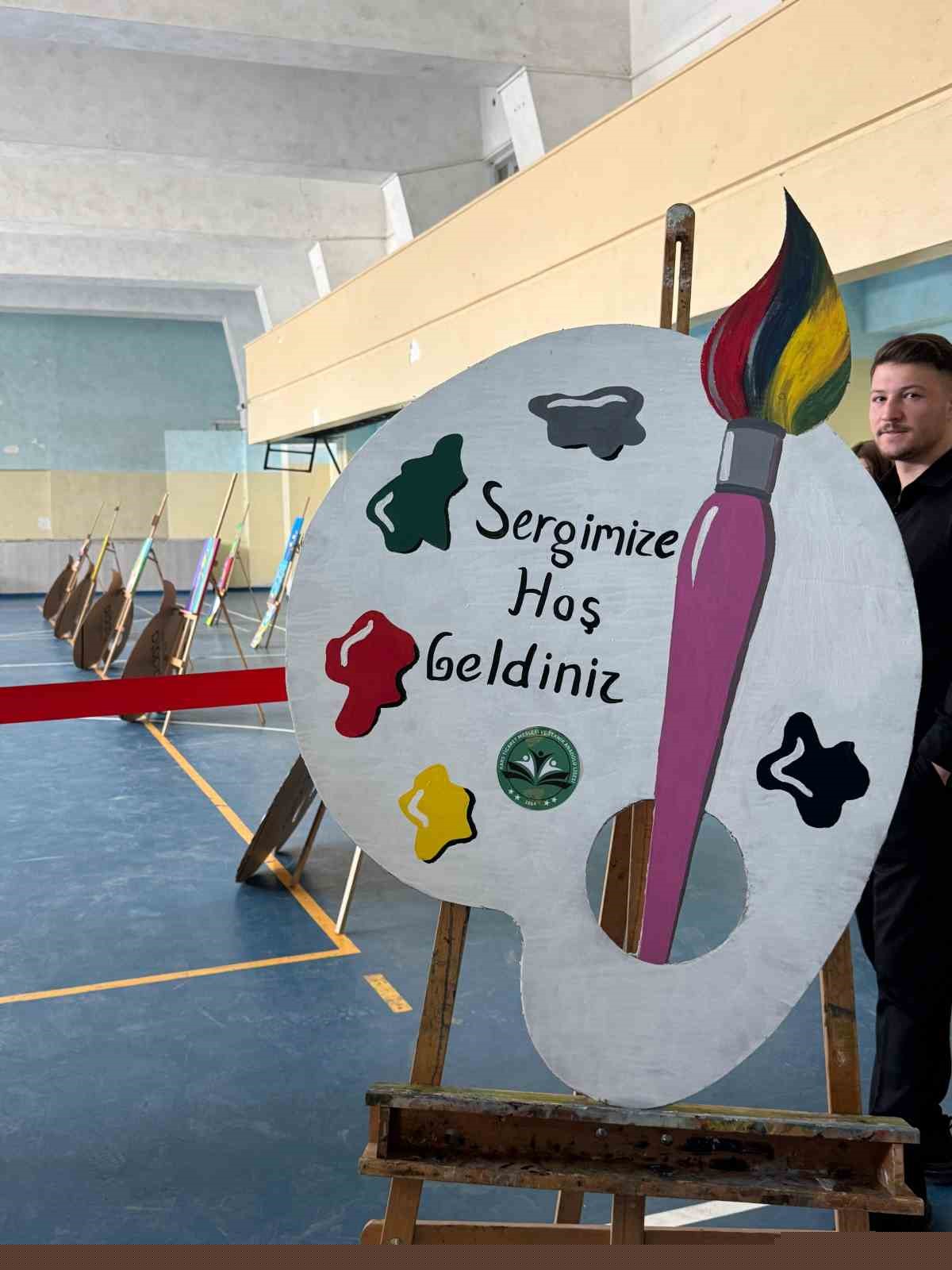 Fırçalar kadınlar için konuştu: Kars’ta öğrencilerden 8 Mart’a anlamlı sergi
