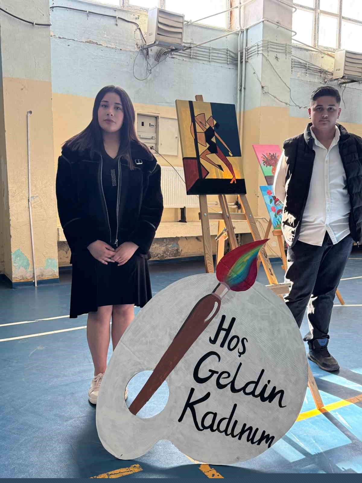 Fırçalar kadınlar için konuştu: Kars’ta öğrencilerden 8 Mart’a anlamlı sergi
