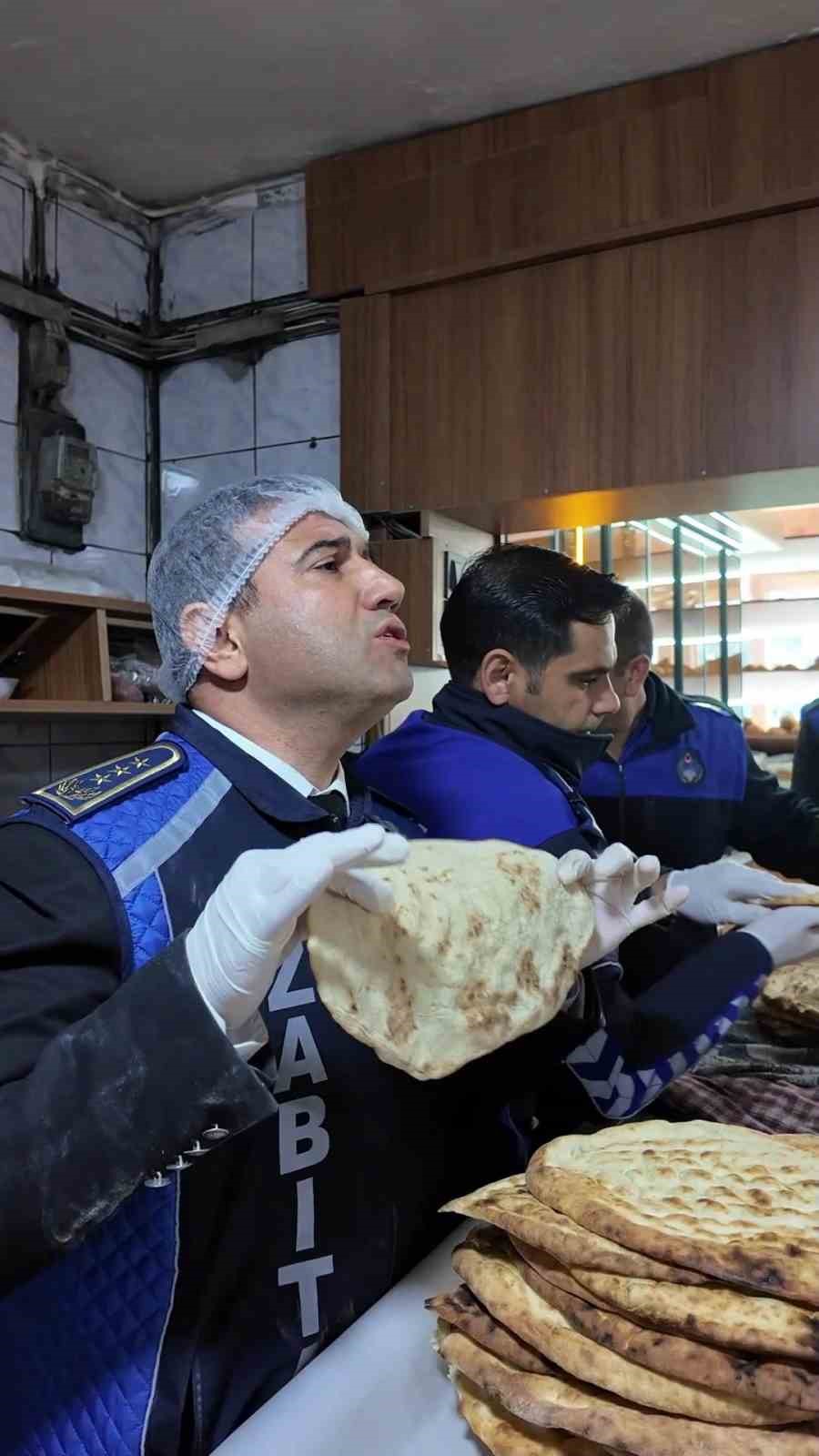 Fırında ortaya çıkan görüntülere tepki gösteren zabıta müdürü: "Fareyi geçtim, yılan çıkacak diye korkuyorum"
Fırında ortaya çıkan görüntülere tepki gösteren zabıta müdürü: "Fareyi geçtim, yılan çıkacak diye korkuyorum"