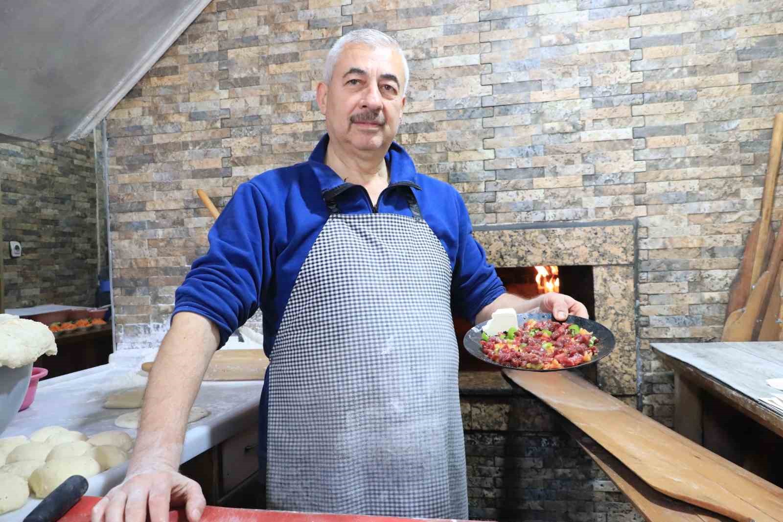 Fırından kalbe sıcak bir yolculuk: Eskişehirli pidecinin 35 yıllık köz geleneği
Fırından kalbe sıcak bir yolculuk: Eskişehirli pidecinin 35 yıllık köz geleneği