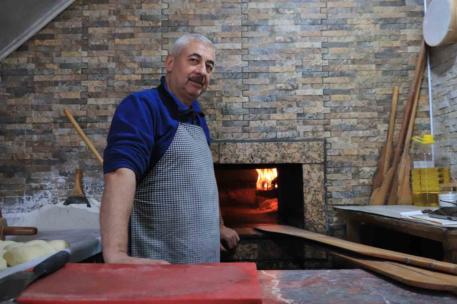 Fırından kalbe sıcak bir yolculuk: Eskişehirli pidecinin 35 yıllık köz geleneği
Fırından kalbe sıcak bir yolculuk: Eskişehirli pidecinin 35 yıllık köz geleneği