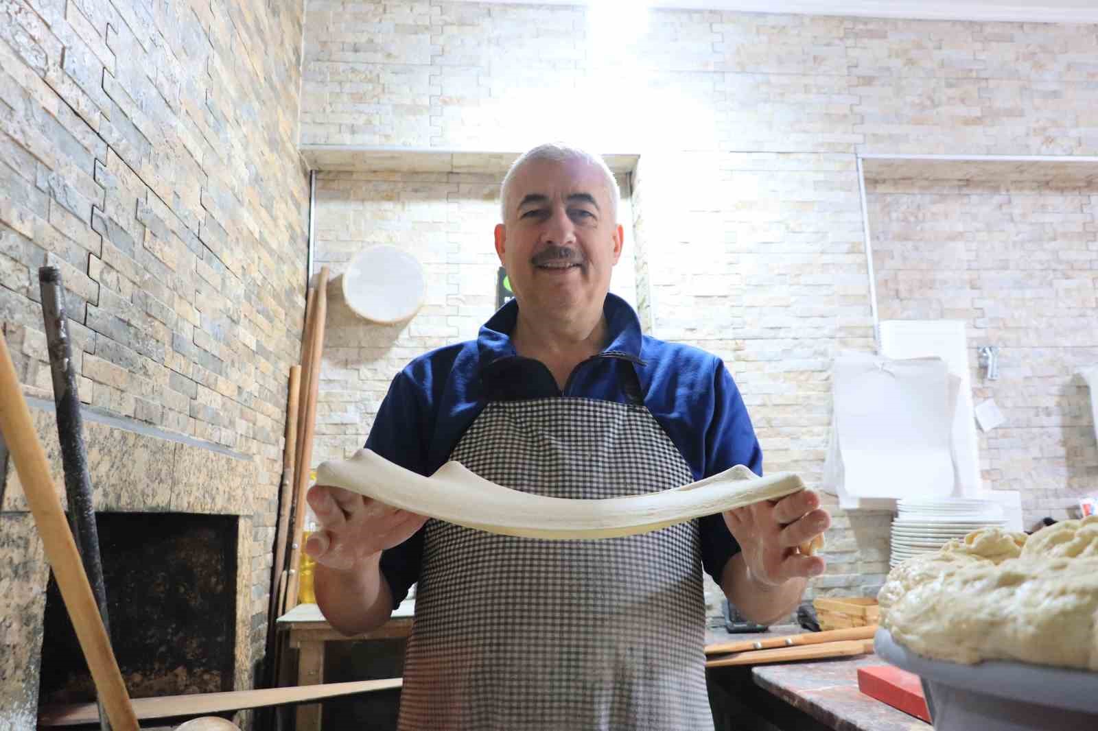 Fırından kalbe sıcak bir yolculuk: Eskişehirli pidecinin 35 yıllık köz geleneği
Fırından kalbe sıcak bir yolculuk: Eskişehirli pidecinin 35 yıllık köz geleneği