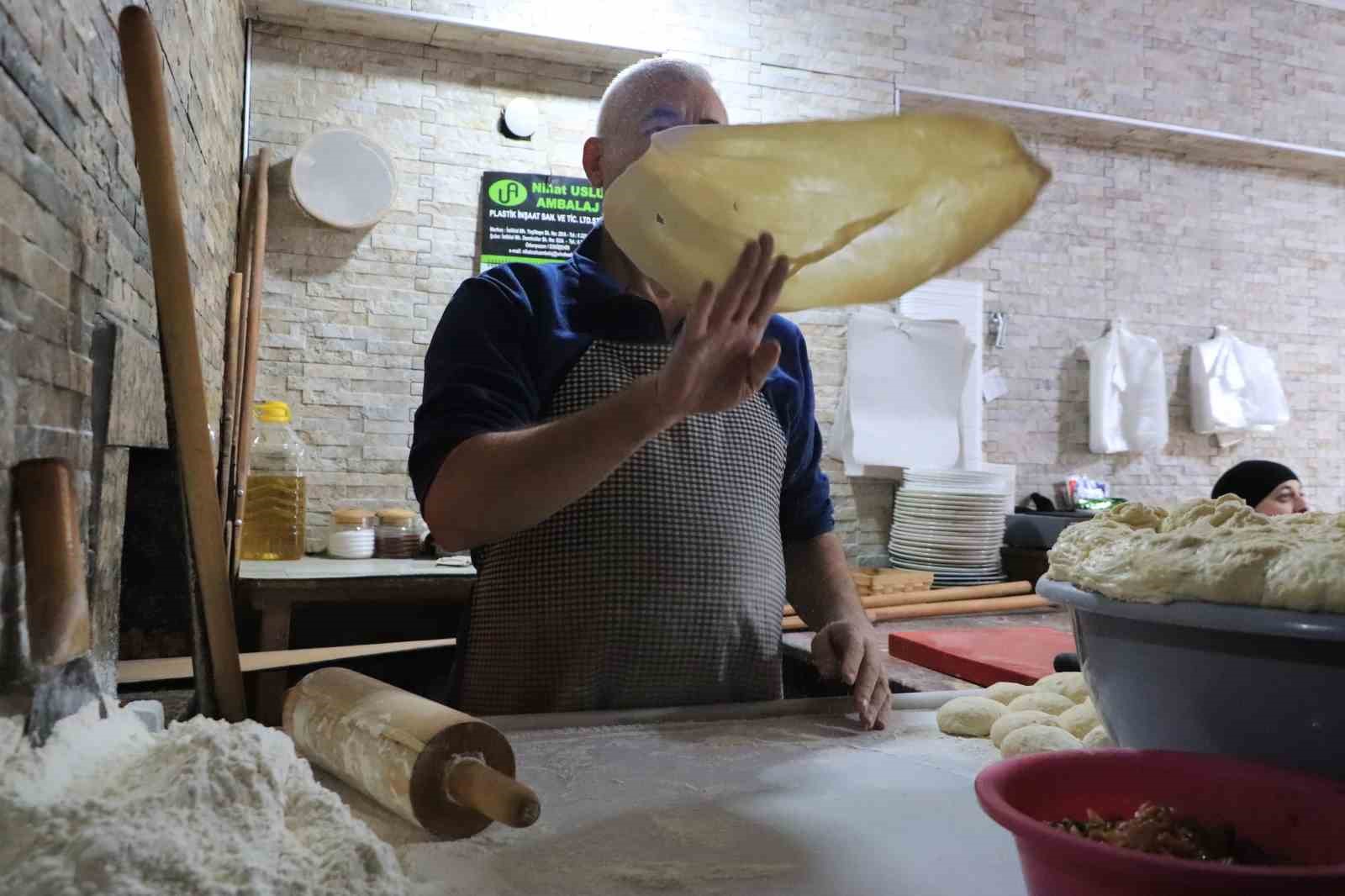 Fırından kalbe sıcak bir yolculuk: Eskişehirli pidecinin 35 yıllık köz geleneği
Fırından kalbe sıcak bir yolculuk: Eskişehirli pidecinin 35 yıllık köz geleneği