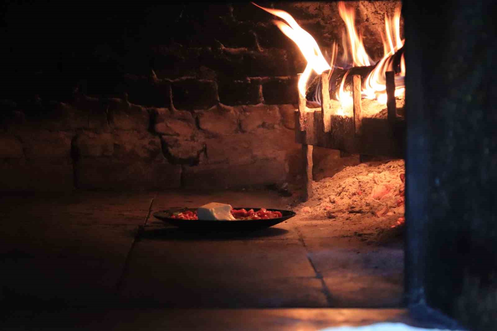 Fırından kalbe sıcak bir yolculuk: Eskişehirli pidecinin 35 yıllık köz geleneği
Fırından kalbe sıcak bir yolculuk: Eskişehirli pidecinin 35 yıllık köz geleneği