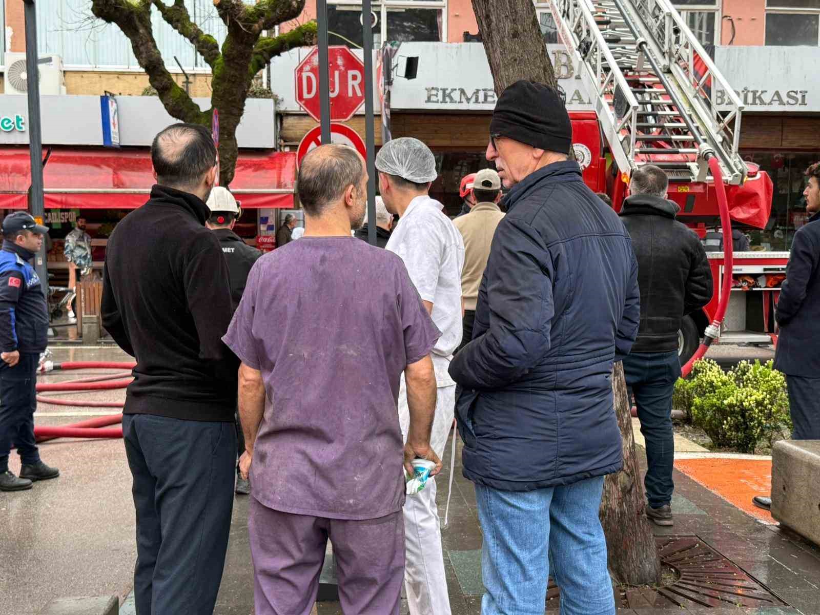 Fırının bacası tutuştu: 3 kişi dumandan etkilendi
