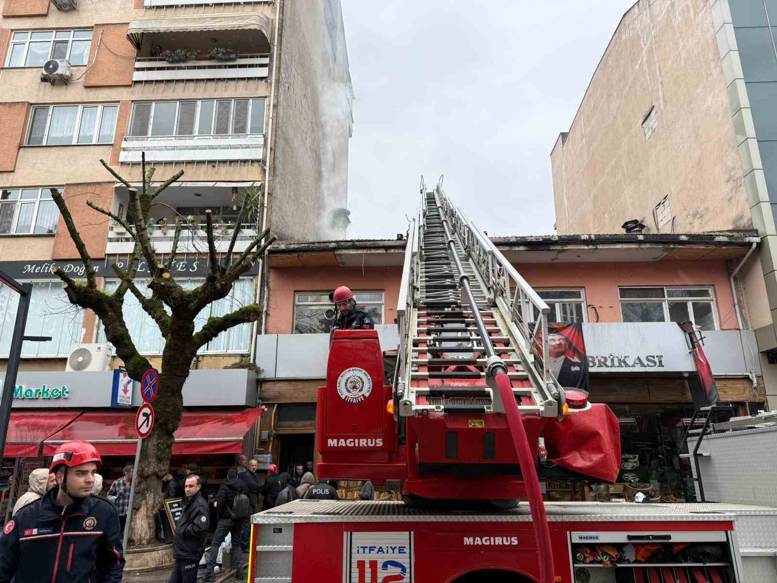 Fırının bacası tutuştu: 3 kişi dumandan etkilendi
