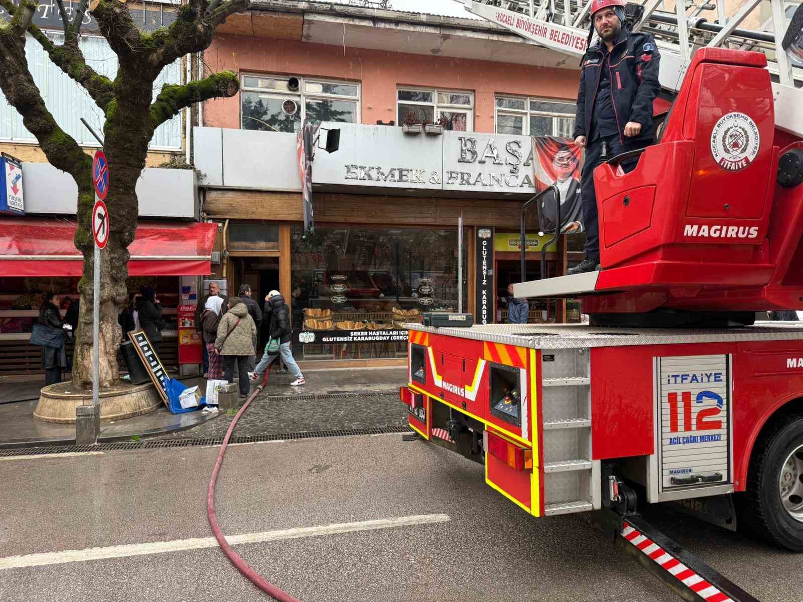 Fırının bacası tutuştu: 3 kişi dumandan etkilendi
