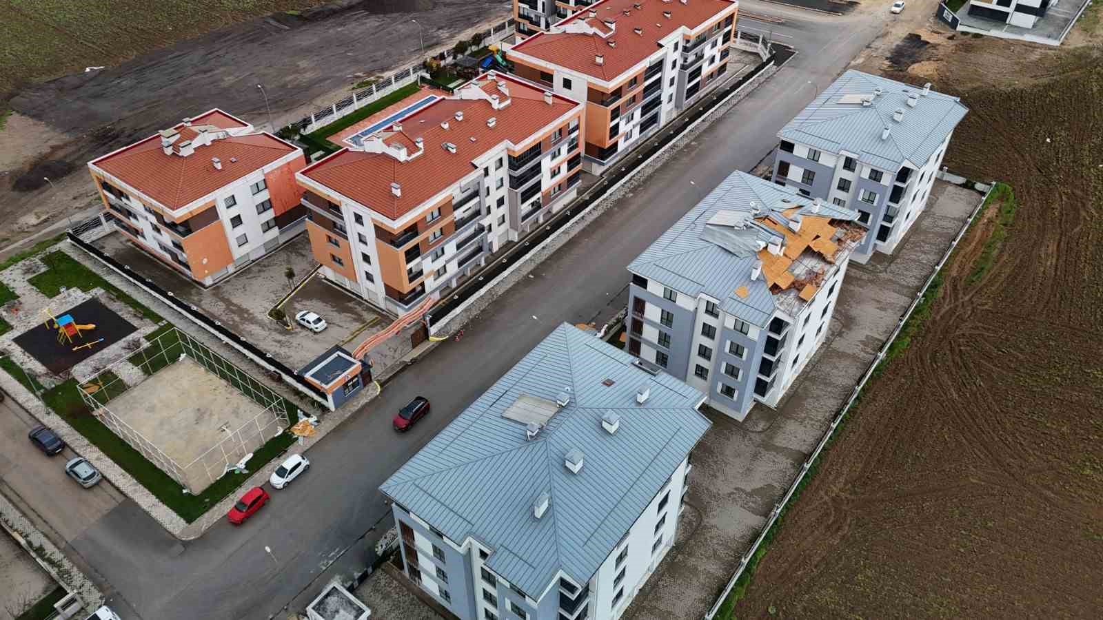 Fırtına binanın çatısını uçurdu, faciadan dönüldü
