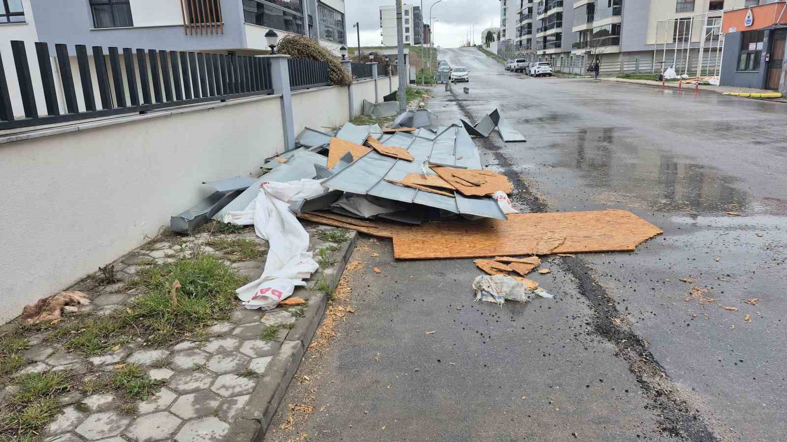 Fırtına binanın çatısını uçurdu, faciadan dönüldü
