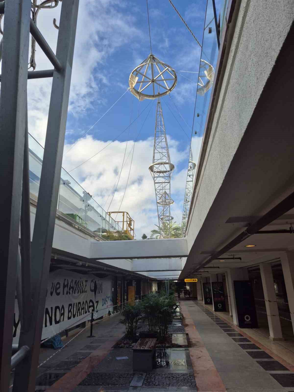 Fırtına, Bodrum’da alış veriş merkezini de vurdu
