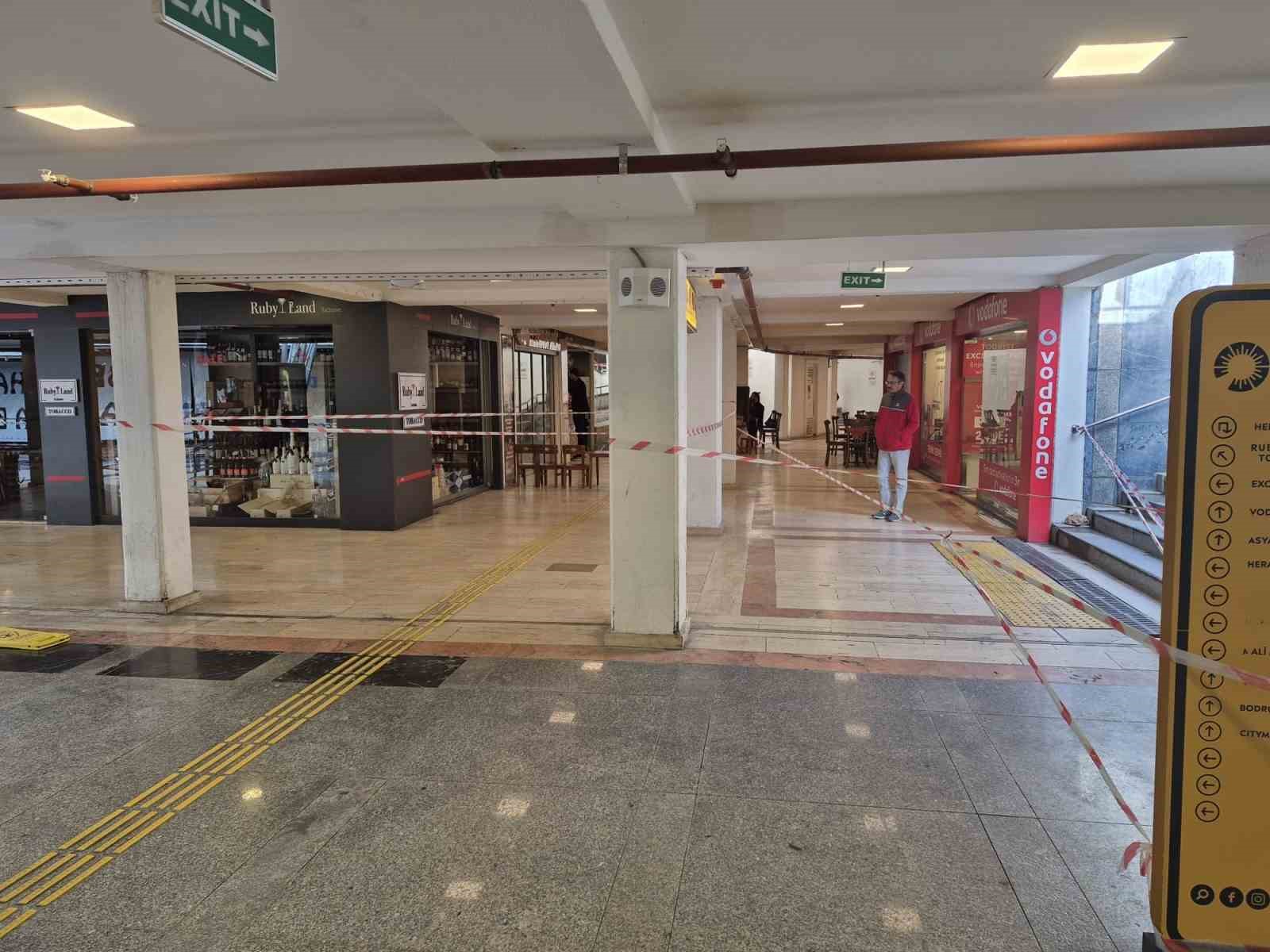 Fırtına, Bodrum’da alış veriş merkezini de vurdu
