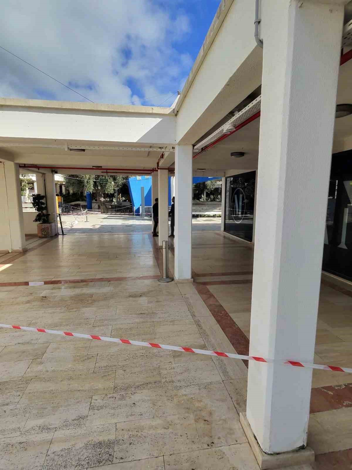 Fırtına, Bodrum’da alış veriş merkezini de vurdu
