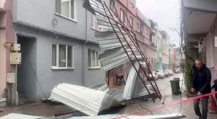 Fırtına çatıları uçurdu, karavanları devirdi
