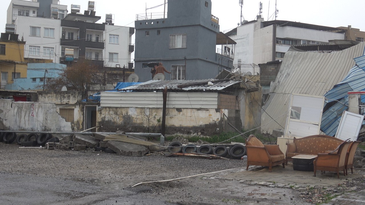 Fırtına direkleri devirdi, 2 araç zarar gördü
