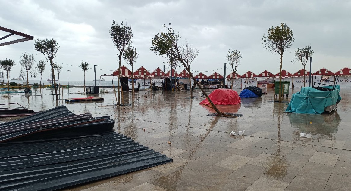 Fırtına direkleri devirdi, 2 araç zarar gördü
