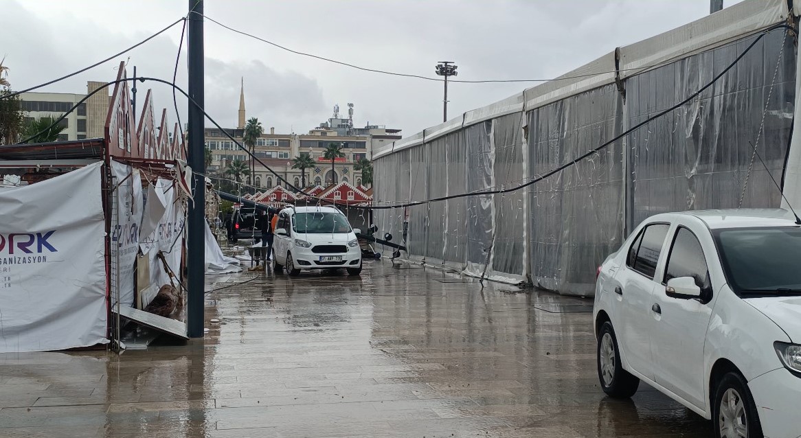 Fırtına direkleri devirdi, 2 araç zarar gördü
