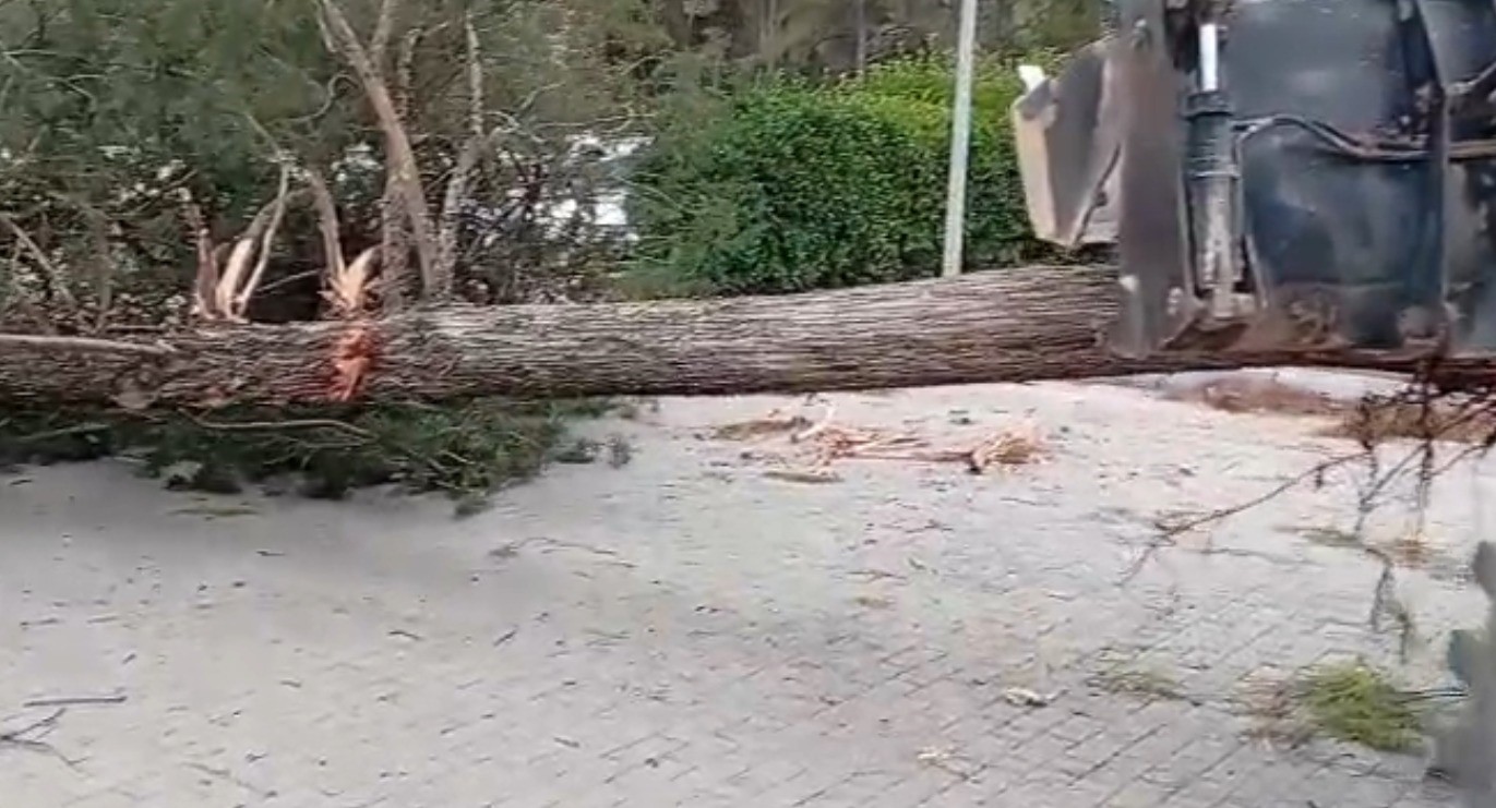 Fırtına ilçe emniyet amirliğinin çatısını uçurdu
