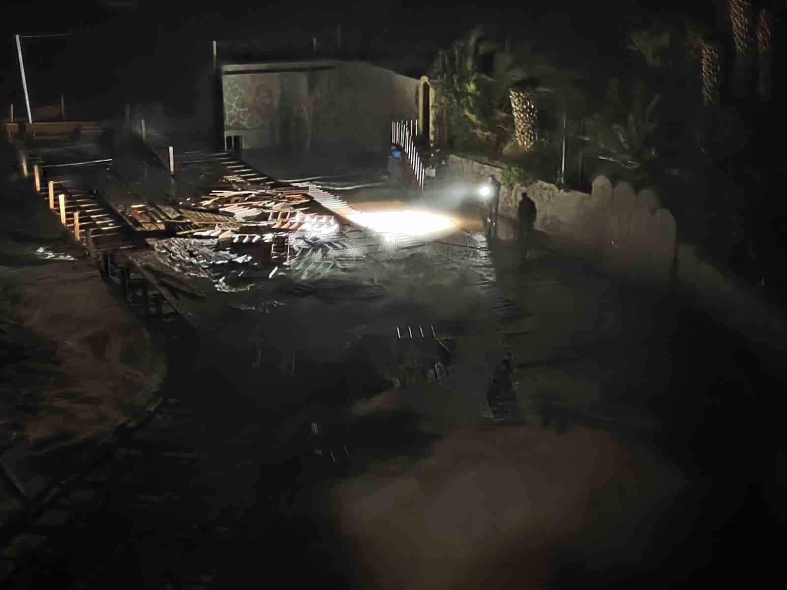 Fırtına, iskelede çalışan işçileri denize düşürdü: 1 ölü, 2 yaralı
