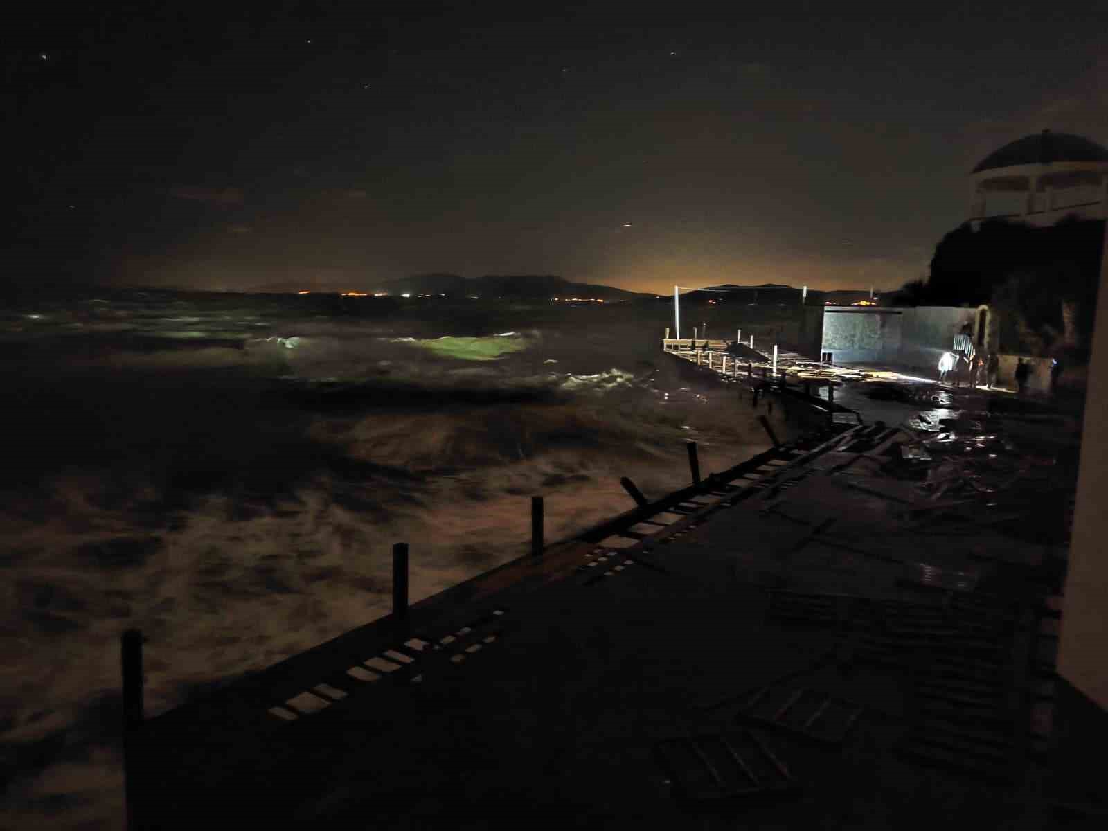 Fırtına, iskelede çalışan işçileri denize düşürdü: 1 ölü, 2 yaralı
