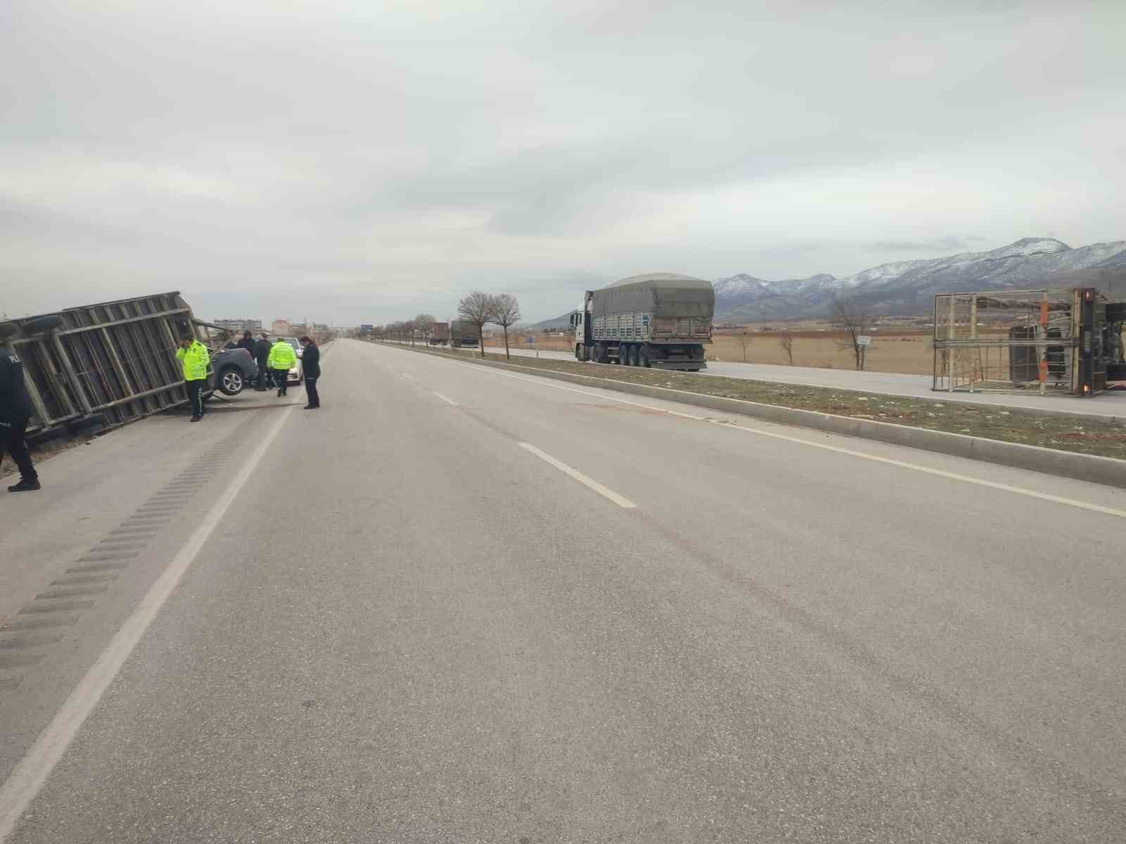 Fırtına kamyoneti devirip römorku karşı şeride fırlattı: O anlar kamerada
