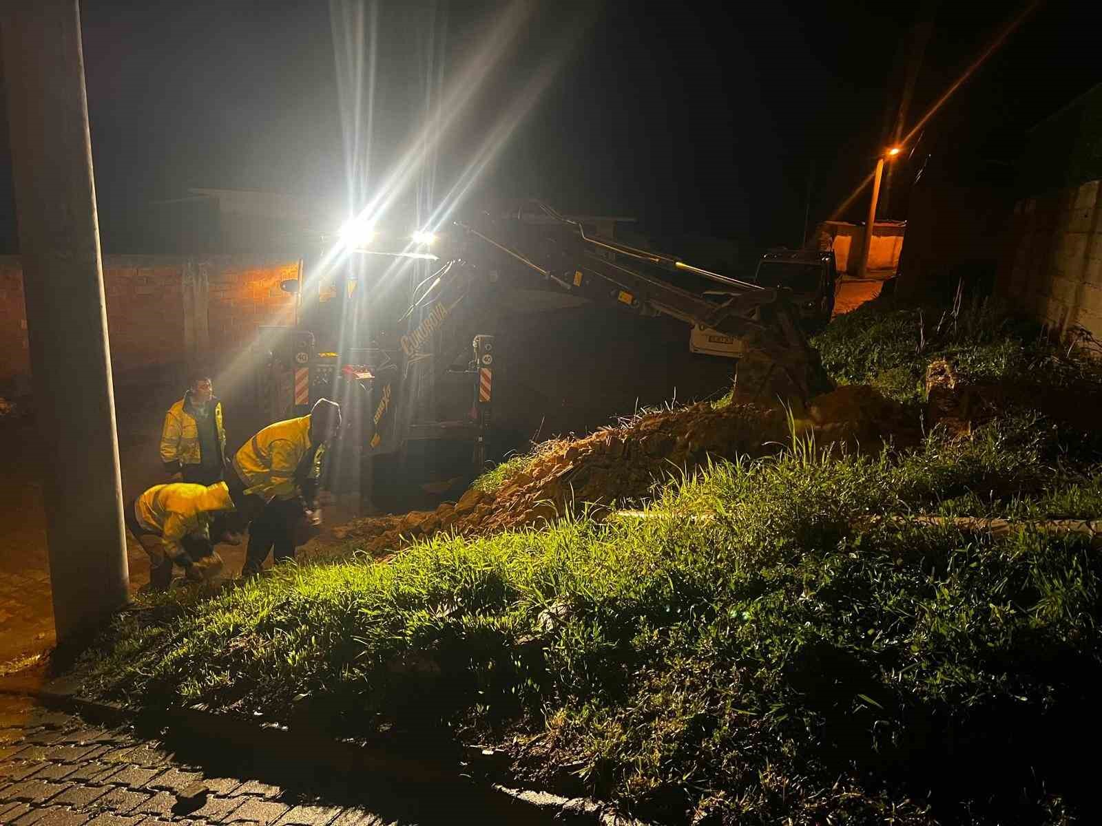 Fırtına mezarlıkta ağaçları devirdi, belediye ekipleri anında müdahale etti
