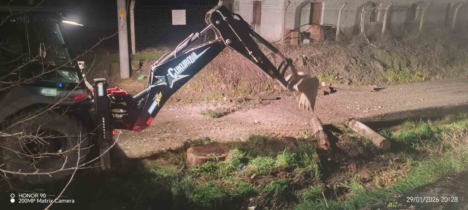 Fırtına mezarlıkta ağaçları devirdi, belediye ekipleri anında müdahale etti
