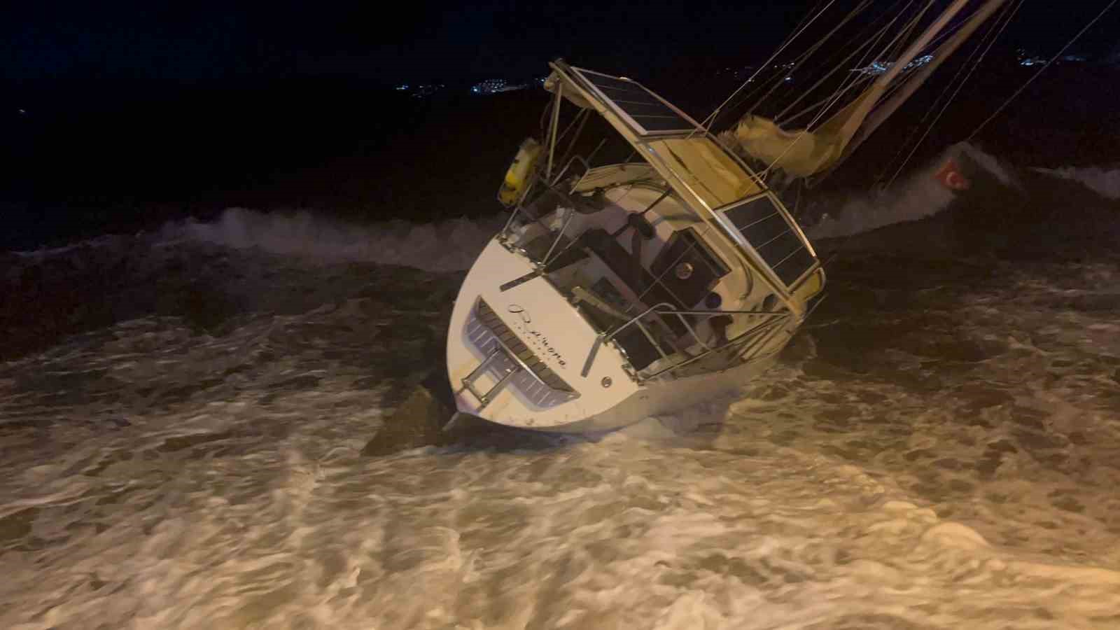 Fırtına milyonluk tekneyi karaya sürükledi
