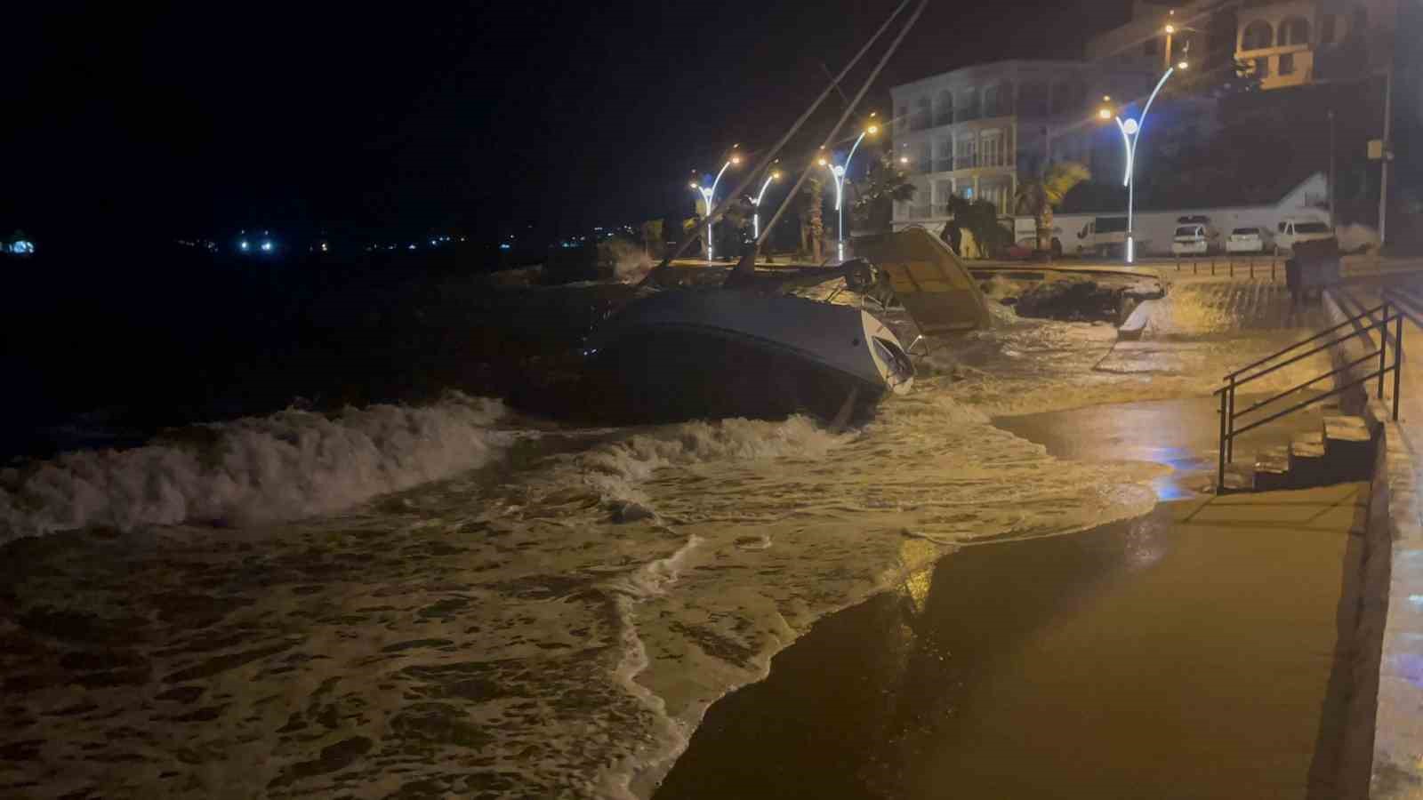 Fırtına milyonluk tekneyi karaya sürükledi
