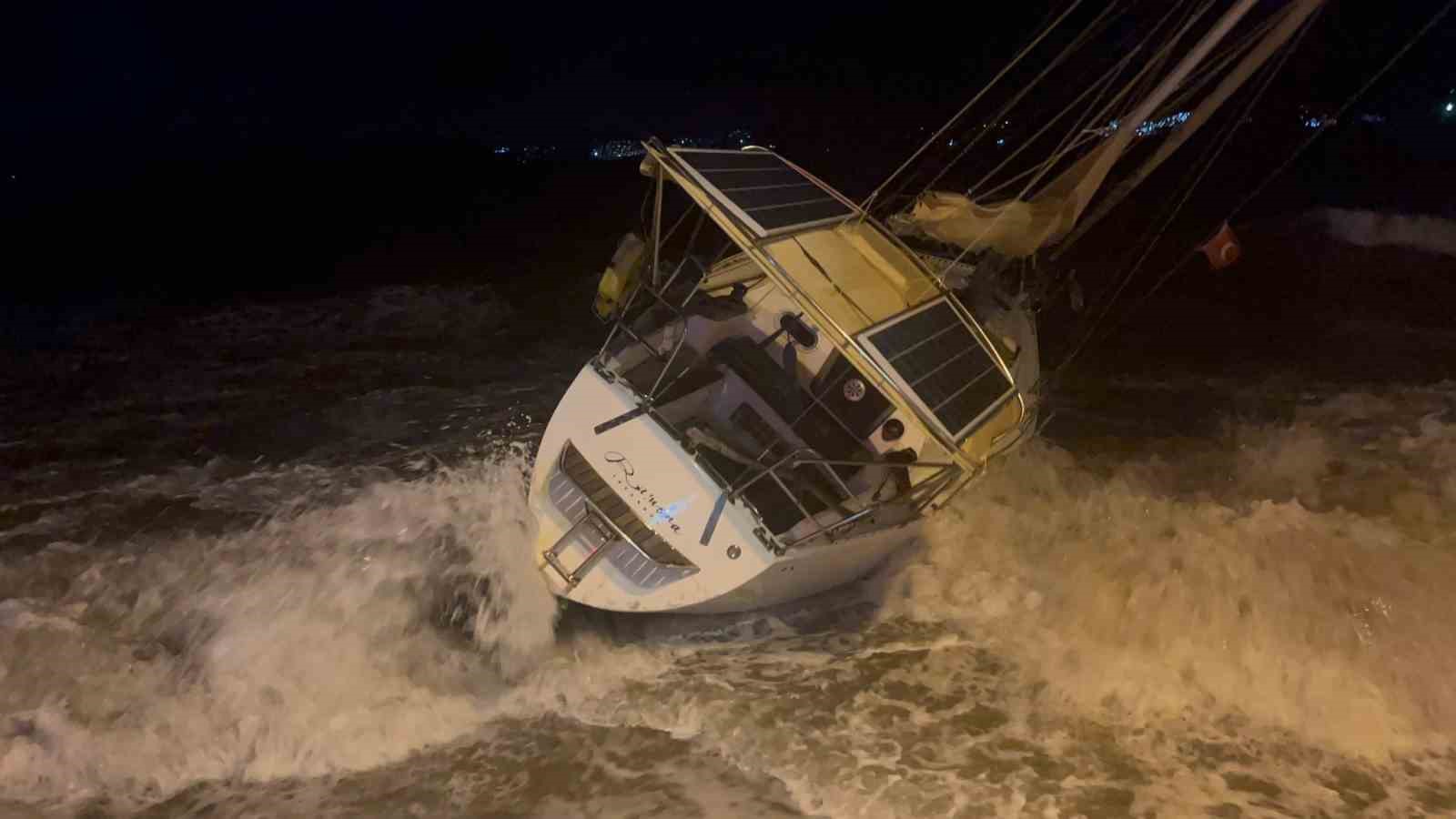 Fırtına milyonluk tekneyi karaya sürükledi

